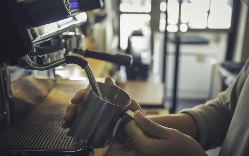 Milchschaum für Latte Art zubereiten